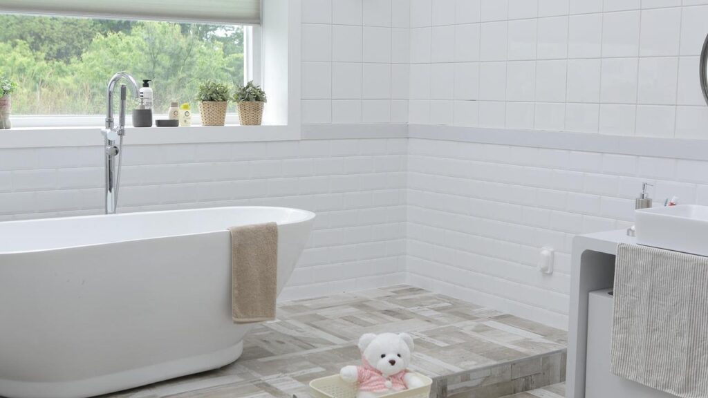 Luxe ensuite badkamer met moderne inrichting, vrijstaand bad en natuurlijke materialen voor optimaal comfort en wellness.