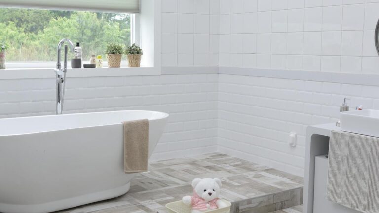Luxe ensuite badkamer met moderne inrichting, vrijstaand bad en natuurlijke materialen voor optimaal comfort en wellness.