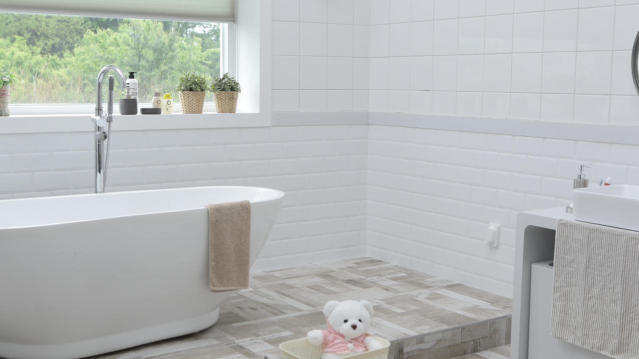 Luxe ensuite badkamer met moderne inrichting, vrijstaand bad en natuurlijke materialen voor optimaal comfort en wellness.